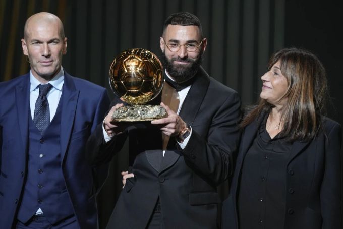 Karim Benzema strahlt mit Mama Wahida Djebbara und Ex-Coach Zinedine Zidane. Kylian Mbappé muss sich bei der Ballon d'Or-Wahl mit Rang sechs begnügen. Kylian Mbappé