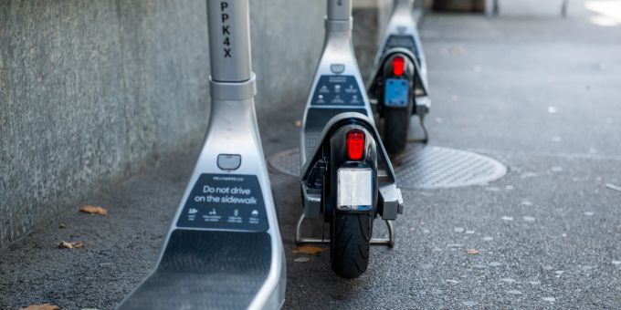 E-Scooter-/Trottinett abgestellt in der Stadt. (Symbolbild) E-Scooter-/Trottinett abgestellt in der Stadt. (Symbolbild)