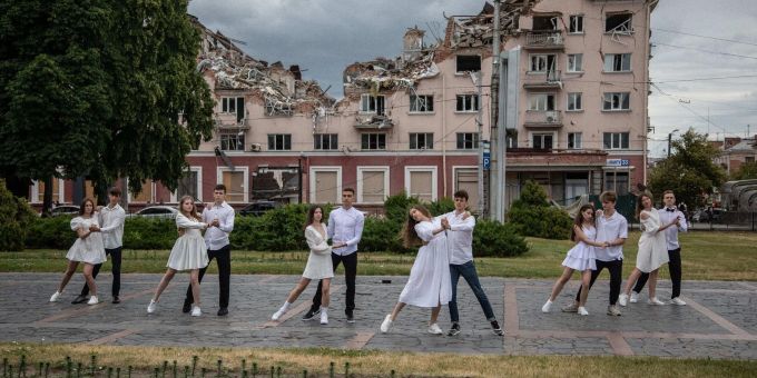 Abiturienten der Schule Eins aus Tschernihiw tanzen vor einem zerstörten Hotel zu dem Lied «Dream» (Mria). Erhalten Akteure aus der Ukraine in diesem Jahr den Friedensnobelpreis? Abiturienten der Schule Eins aus Tschernihiw tanzen vor einem zerstörten Hotel zu dem Lied «Dream» (Mria). Erhalten Akteure aus der Ukraine in diesem Jahr den Friedensnobelpreis?