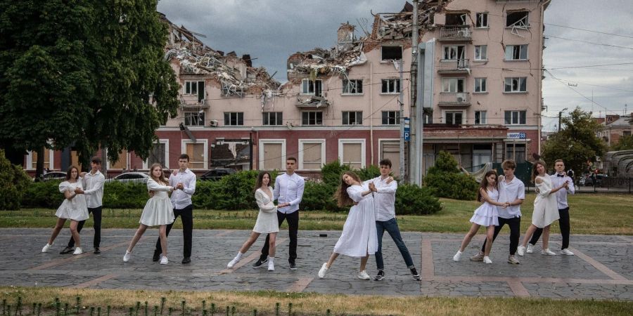 Abiturienten der Schule Eins aus Tschernihiw tanzen vor einem zerstörten Hotel zu dem Lied «Dream» (Mria). Erhalten Akteure aus der Ukraine in diesem Jahr den Friedensnobelpreis?