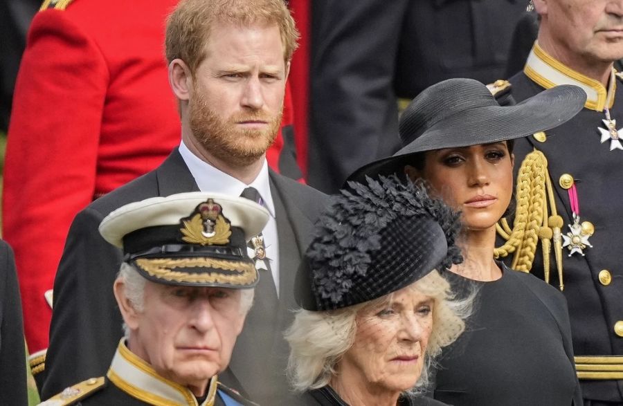 Harry und Meghan stehen bei der Beisetzung der Queen hinter King Charles und Camilla.