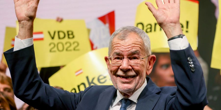 Österreichs Bundespräsiden Alexander Van der Bellen feiert mit seinen Anhängern nach der Bekanntgabe der ersten Wahlergebnisse.