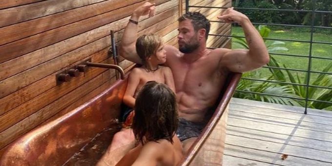 Marvel-Star - Badespass mit Chris Hemsworth