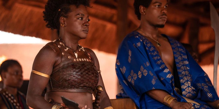 Viola Davis (l) als Nanisca und John Boyega als King Ghezo in einer Szene des Films «The Woman King».