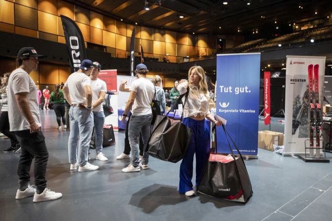 Lara Gut-Behrami bei der Kleiderausgabe von Swiss Ski. Lara Gut-Behrami