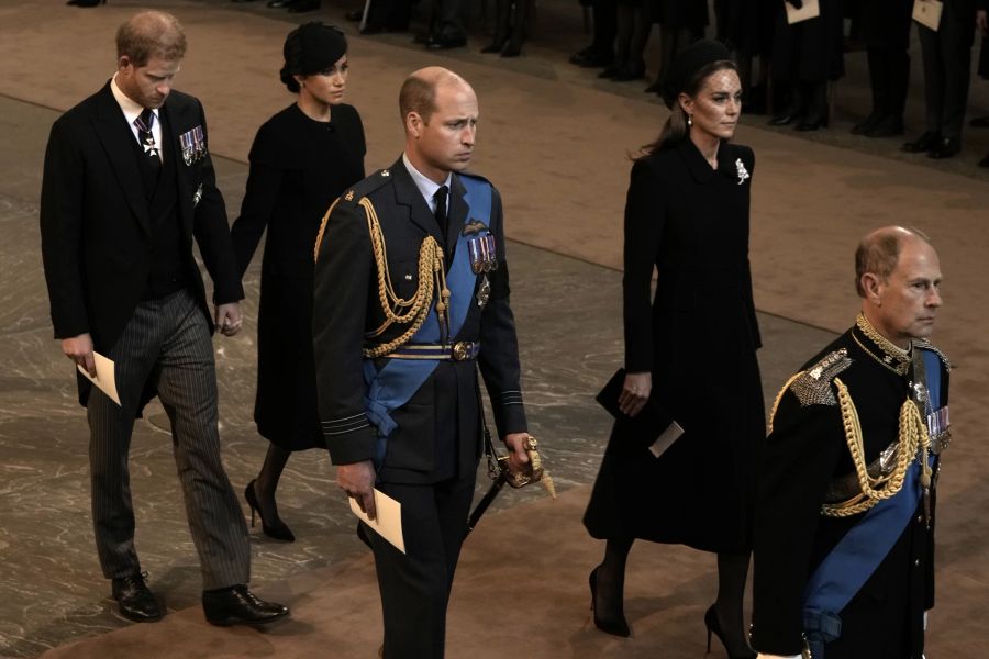 Prinz Harry und Meghan Markle gehen hinter Prinz William und Kate her. Auch Onkel Prinz Edward trug Uniform.