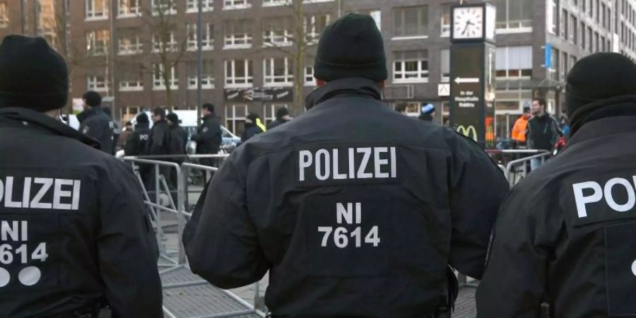Polizeikräfte bei einem Einsatz in Bremen. Foto: Carmen Jaspersen