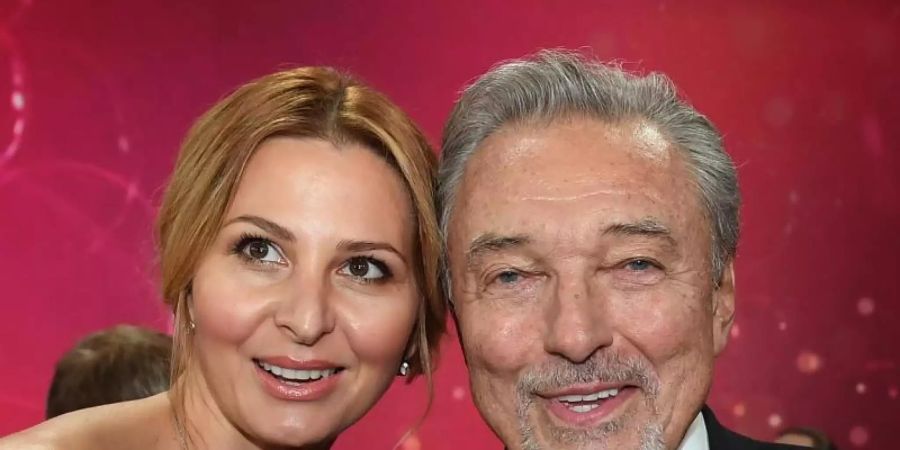 Der tschechische Sänger Karel Gott mit seiner Frau Ivana im Jahr 2017. Foto: Hendrik Schmidt
