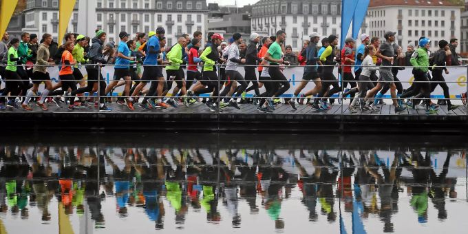 Teilnehmer laufen anlässlich des Swiss City Marathon 2018 über die Brücke beim Europaplatz in Zürich. Swiss City Marathon