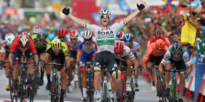 Sam Bennett feiert seinen Sieg bei der dritten Vuelta-Etappe. vuelta a españa