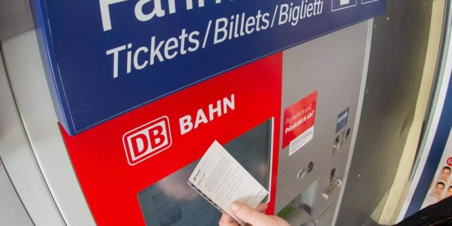 Fahrkartenautomat der Deutschen Bahn: Die Deutsche Bahn schafft das Schöne-Wochenende-Ticket ab. Foto: Armin Weigel/Illustration