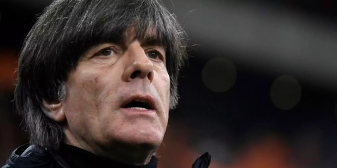 Bundestrainer Jogi Löw nach Sportunfall im Krankenhaus Bundestrainer Jogi Löw nach Sportunfall im Krankenhaus