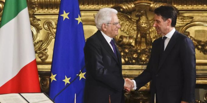 Noch-Regierungschef Giuseppe Conte (rechts) könnten von Staatpräsident Sergio Mattarella (links) erneut den Auftrag zur Regierungsbildung erhalten. Matteo Salvini wäre so ausgebotet worden. giuseppe conte sergio mattarella