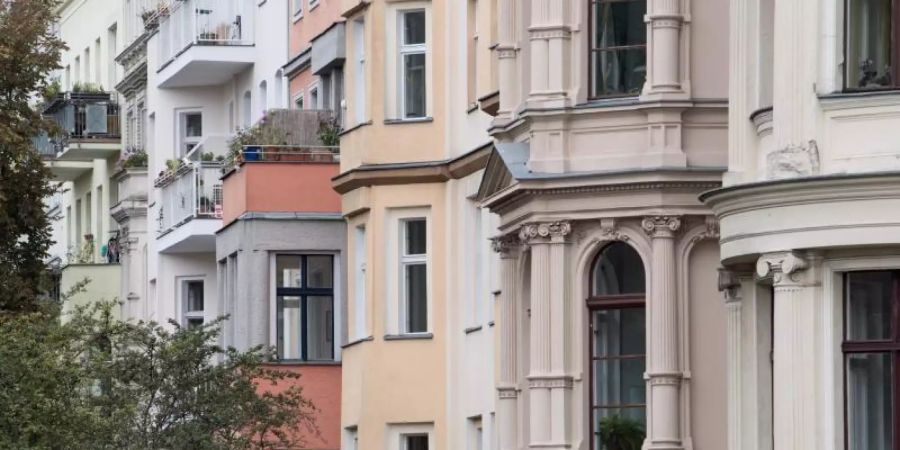 Laut der Mietpreisbremse darf die Miete nicht mehr als zehn Prozent über der «ortsüblichen Vergleichsmiete» liegen. Um den Vermieter auf eine überhöhte Miete hinzuweisen, reicht eine einfache E-Mail. Foto: Bernd von Jutrczenka/dpa