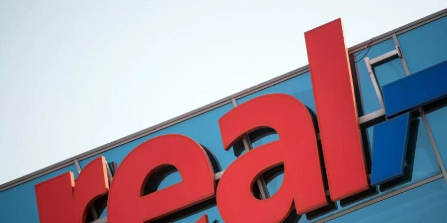 Die Supermarkt-Kette Real ruft Röstzwiebeln der Marke «TOP Taste Röstzwiebeln 280g» zurück. Zwischen den Zwiebeln könnten sich Metallsplitter befinden. Foto: Federico Gambarini/dpa