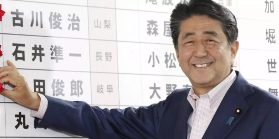 Japans Ministerpräsident Shinzo Abe strebt seit langem eine Änderung der pazifistischen Nachkriegsverfassung an. Dafür benötigt er eine Zweidrittel-Mehrheit in beiden Parlamentskammern. Foto: Koji Sasahara/AP