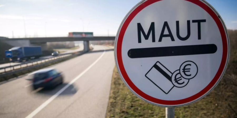 Verkehrsschild weist auf Mautpflicht hin