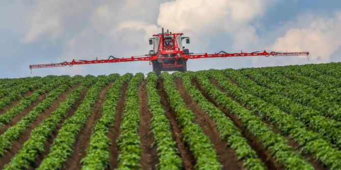 Landwirt spritzt Pflanzenschutzmittel aufs Feld