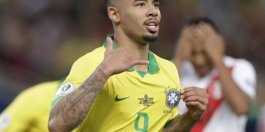 Brasiliens Gabriel Jesus jubelt über seinen Treffer zum 2:1. Foto: Silvia Izquierdo/AP