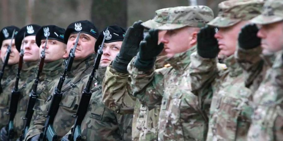 US-amerikanische (r.) und polnische Soldaten während einer offiziellen Wilkommens-Zeremonie. Foto: Czarek Sokolowski/AP/Archiv