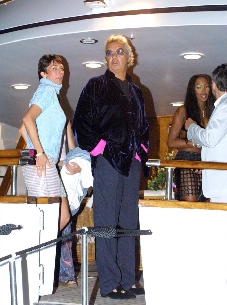 Formel-1-Mogul Flavio Briatore, Supermodel Naomi Campbell (rechts) und Ghislaine Maxwell (l.) an einer Party Epsteins 2001.