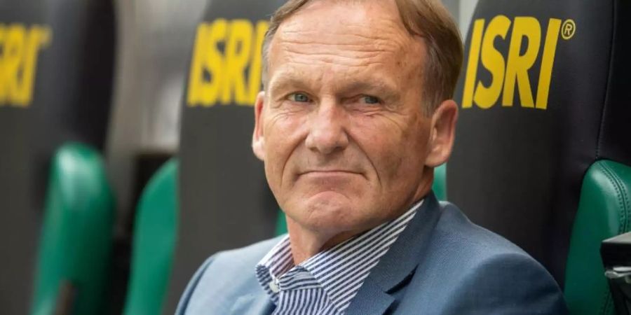 Beim Legendenspiel in Hongkong zum Zuschauen verdammt: BVB-Geschäftsführer Hans-Joachim Watzke. Foto: Federico Gambarini