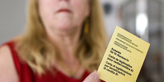 IV-Rentner sollen den «Dreizehnten» nur bei Anspruch auf Ergänzungsleistungen erhalten, so die Kommission des Ständerates. (Symbolbild) Die IV hat schon mehrere Reformen hinter sich. Aktuell stehen erneut Änderungen zur Debatte - darunter ein stufenloses Rentensystem. Im Bild eine Fibromyalgie-Patientin mit ihrem IV-Ausweis. (Symbolbild)