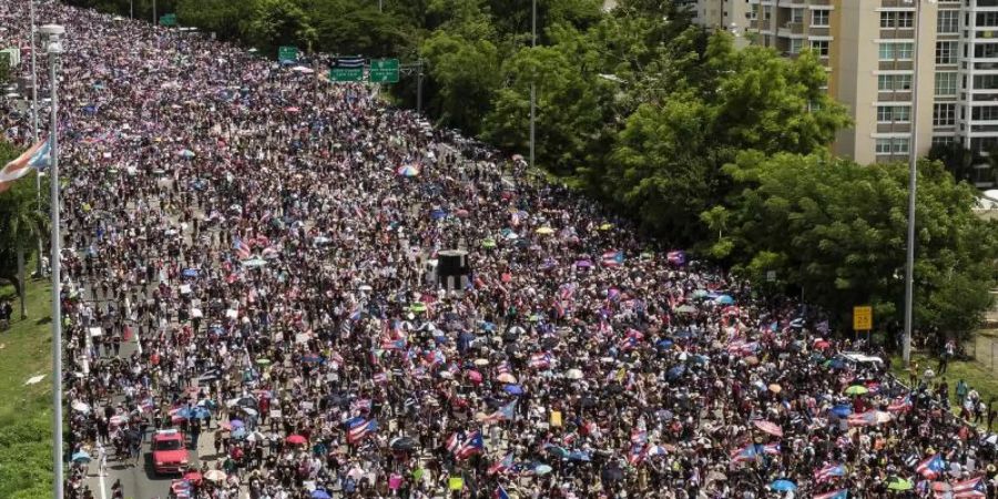 Zahlreiche Menschen in der Hauptstadt San Juan protestieren gegen den Gouverneur Rossello. Foto: Pedro Portal/TNS via ZUMA Wire