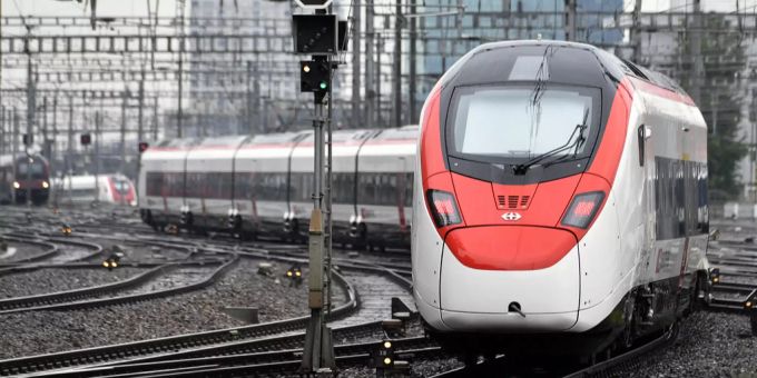 Ein Zug der SBB fährt auf den Gleisen. SBB