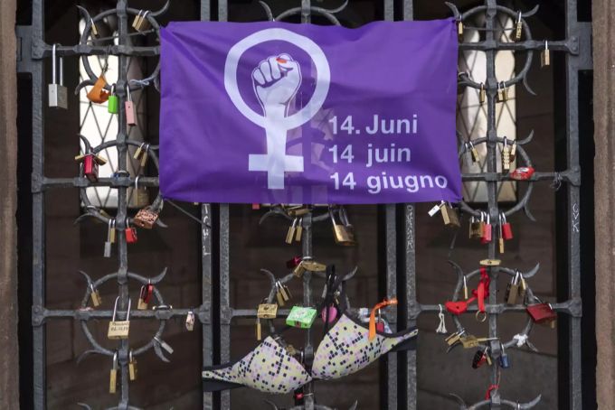 Eine solche Frauenstreik-Fahne soll als Wiedergutmachung bald am Grillstand am Zürifäscht wehen. Frauenstreik