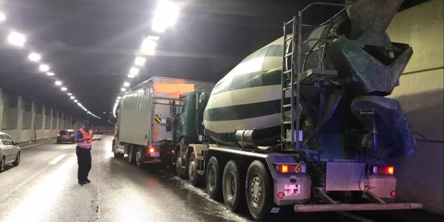 Auffahrkollision mit drei beteiligten Lastwagen
