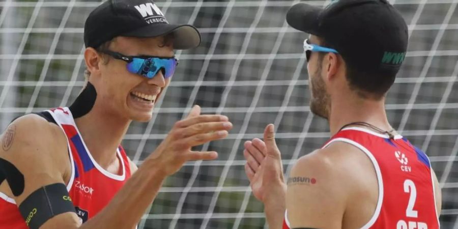 Julius Thole (l) und Clemens Wickler zogen ins Achtelfinale ein. Foto: Pavel Golovkin/AP