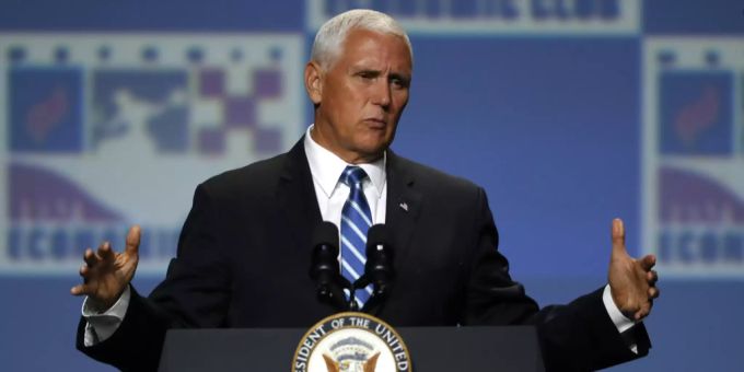 Mike Pence tritt nun wegen des «Monster»-Sturms an Stelle von Donald Trump die Reise nach Polen an. (Archivbild) monster sturm trump