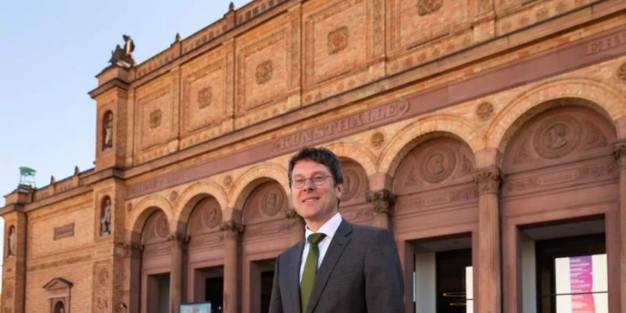 Alexander Klar, neuer Leiter der Hamburger Kunsthalle, vor dem alten Gebäude der Kunsthalle Hamburg. Foto: Ulrich Perrey