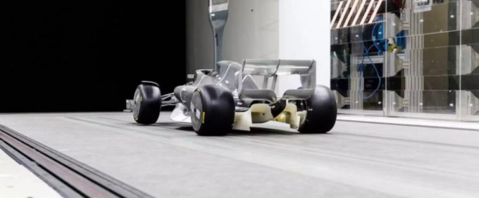 Formel 1 2021: Unter dem Heckflügel sind deutlich die Venturi-Tunnel zu erkennen. Formel 1 2021