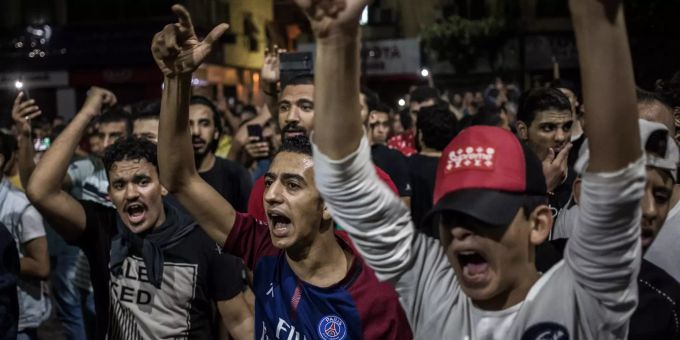 Demonstranten rufen Slogans während eines seltenen Protestes gegen die Regierung in der Innenstadt von Kairo. Die Demonstranten forderten am späten Freitagabend den Sturz des ägyptischen Präsidenten al-Sisi. Foto: Oliver Weiken Protest gegen Regierung Kairo