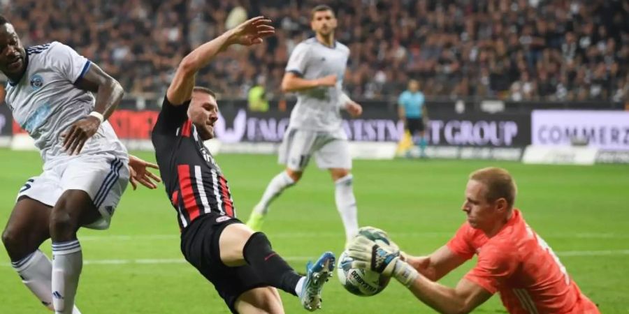 Ante Rebic (M) ist für diese Aktion gegen Strassburgs Torwart Matz Sels für fünf Spiele gesperrt worden. Foto: Arne Dedert