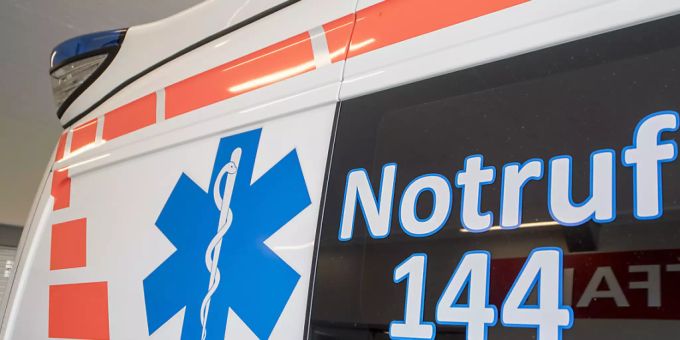 Ein Mann in Biel wurde bei einer Auseinandersetzungen mit Schnittwunden verletzt. ambulanz