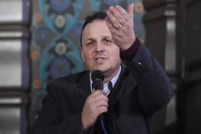 SVP Nationalrat Claudio Zanetti teilt zurĂĽck: Populistisch sei wennschon die deutsche Kanzlerin Angela Merkel. SVP