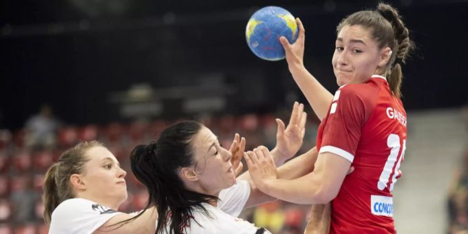 WM-Traum geplatzt: Die Schweizer Handballerinnen, hier mit Daphne Gautschi (r), waren auch im Barrage-Rückspiel gegen die favorisierten Däninnen chancenlos. Daphne Gautschi