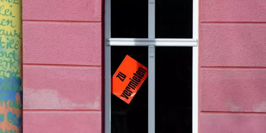 Eine Wohnung wird in einem Haus zur Miete angeboten. Foto: Ralf Hirschberger/Illustration