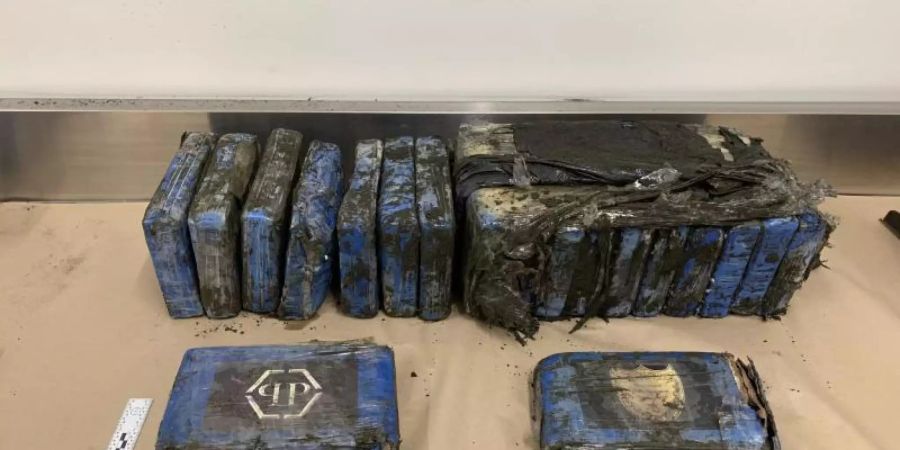 Die Drogen im Marktwert von mehr als 1,8 Millionen Euro wurden in Päckchen am Bethells Beach entdeckt, einem beliebten Strand in der Nähe von Auckland. Foto: New Zealand Police