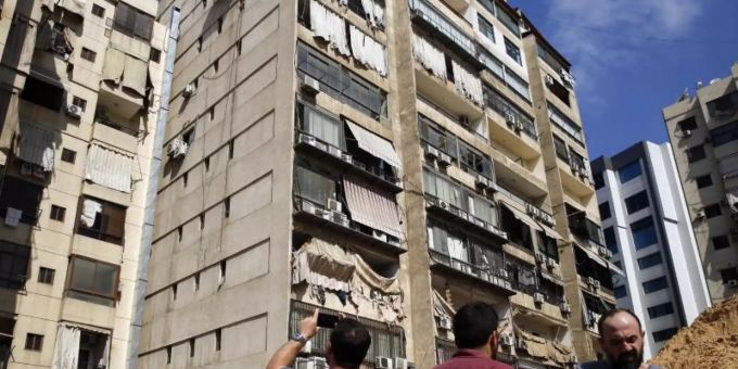 Journalisten fotografieren in Beirut das Gebäude, in dem ein Medienbüro der Hisbollah-Miliz durch eine abgestürzte Drohne beschädigt wurde. drohne medienbüro