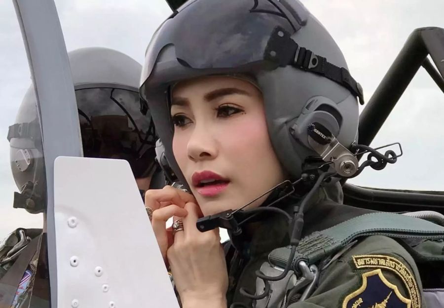 Sineenat Wongvajirapakdi während einer Trainingseinheit in einem Militärflugzeug.