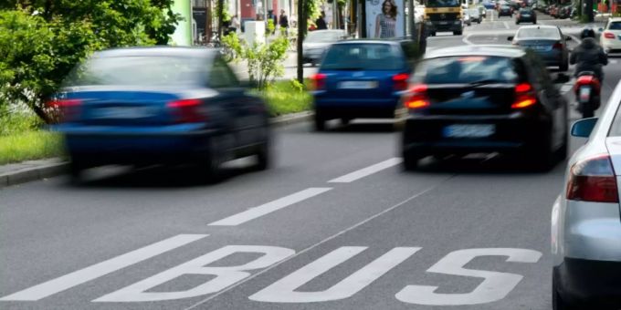 Ein Auto fährt auf einer Busspur Ein Auto fährt auf einer Busspur