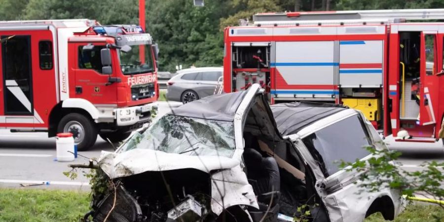 Das Unglücksfahrzeug liegt auf der A8 bei Brunnthal im Strassengraben. Foto: Sven Hoppe