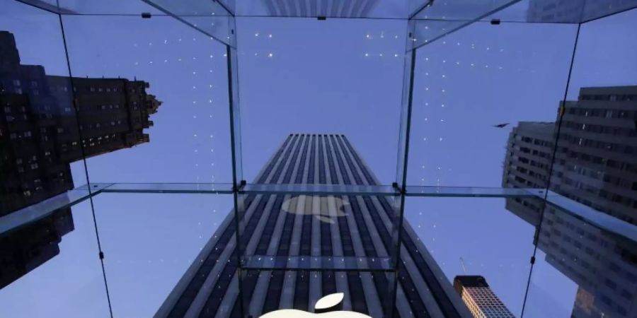 Der Konzern mit seinem Geschäft an der Fith Avenue in New York, startet Fahrten mit seinen Kamera-Autos nun auch in Deutschland. Foto: Mark Lennihan/AP