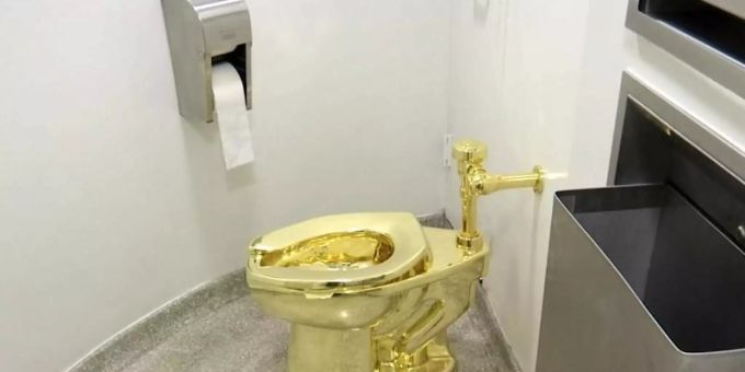 Die 18-karätige goldene Toilette «America» des italienischen Künstlers Maurizio Cattelan. Foto: AP Die 18-karätige goldene Toilette «America» des italienischen Künstlers Maurizio Cattelan. Foto: AP