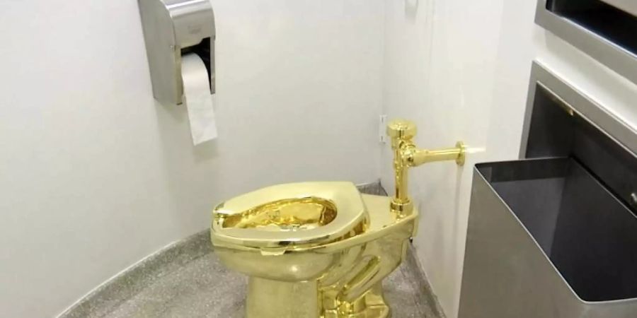 Die 18-karätige goldene Toilette «America» des italienischen Künstlers Maurizio Cattelan. Foto: AP