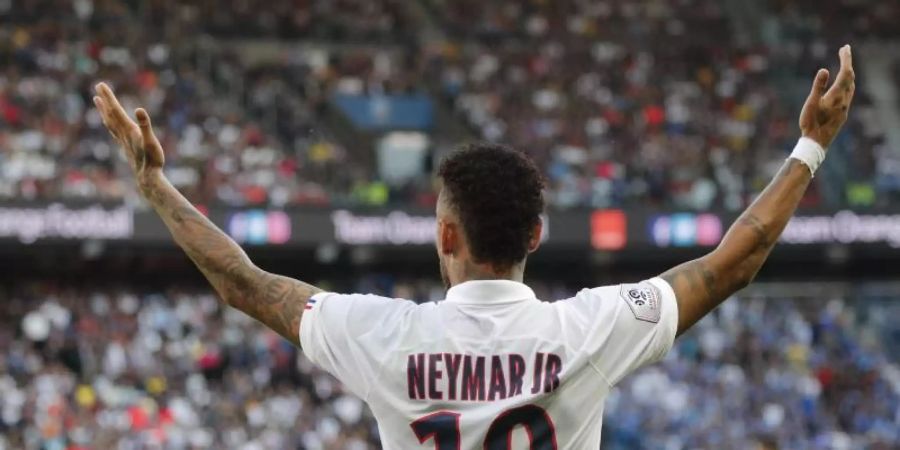 Nachdem er zunächst ausgepfiffen wurde lässt sich Neymar für sein Tor zum 1:0-Sieg feiern. Foto: Francois Mori/AP